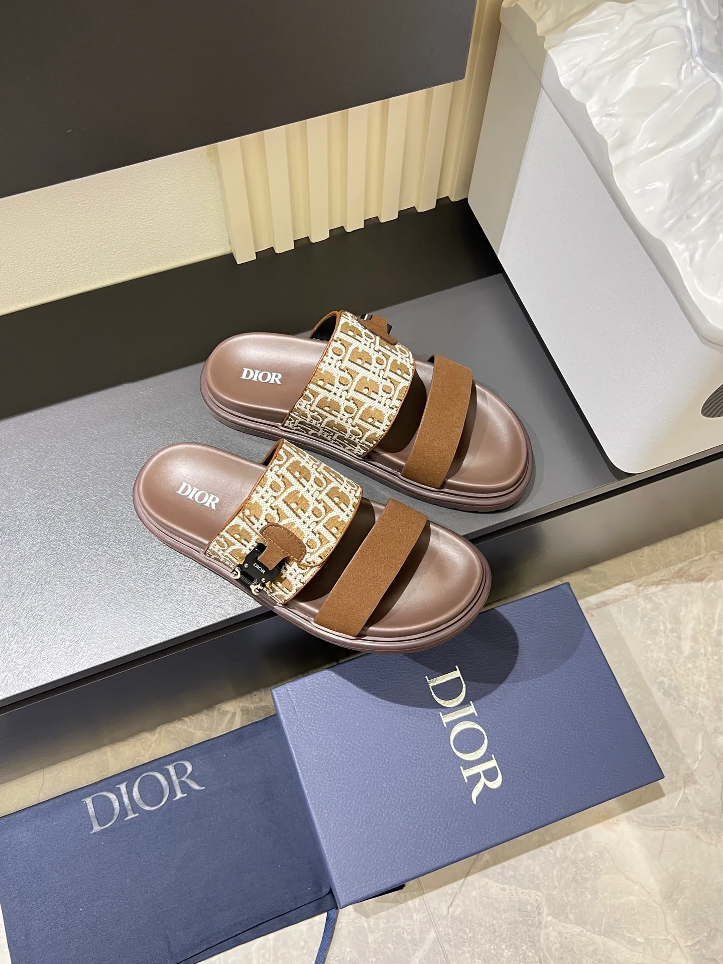Men's Men's Shoes 💰p320 Dio* Men's Sandals Slippers. Showcasing Dior haute couture design. The Dior gray suede strap is accented with an aluminum Dior buckle for added style. Paired with a comfortable tonal notch sole, they pair easily with shorts or jeans for a sophisticated look. Main body: suede cow leather, technical fabric lining: cow leather, with adjustable straps, aluminum Dior buckle, Dior gray EVA insole, tonal notched rubber outsole splicing structure, size: 38-44 (customized at 45.46)